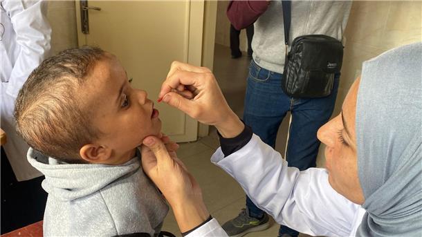Zehntausende Kinder im Norden Gazas gegen Polio geimpft Die Polio-Impfkampagne im nördlichen Gazastreifen ist nach einer Unterbrechung wegen heftiger Kämpfe wieder angelaufen.