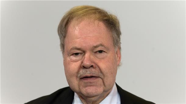 Fahrgastverband: Drei Milliarden reichen nicht Die Politik habe den dritten Schritt vor dem ersten gemacht, meint Karl-Peter Naumann.