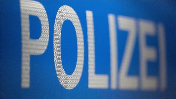Polizei sucht Zeugen nach Einbruch in Einfamilienhaus Polizei-Schriftzug auf einem Fahrzeug