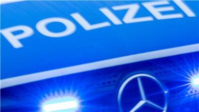 Ein Einsatzfahrzeug der Polizei fährt mit Blaulicht 