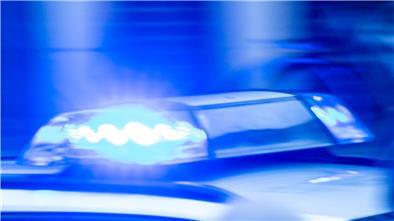 Ein Streifenwagen der Polizei ist mit Blaulicht im Einsatz.