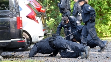 Die Polizei durchkämmte am Freitag mit zahlreichen Einsatzkräften den Bereich rund um den Tatort.