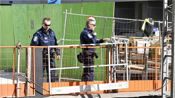 Fußgängerbrücke eingestürzt - Viele Kinder verletzt Die Polizei ermittelt nach dem Einsturz einer Fußgängerbrücke in Espoo.