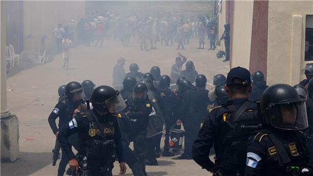 Die Polizei feuert Tränengas auf ein Wahllokal, nachdem es in Guatemala-Stadt zu Zusammenstößen gekommen war.