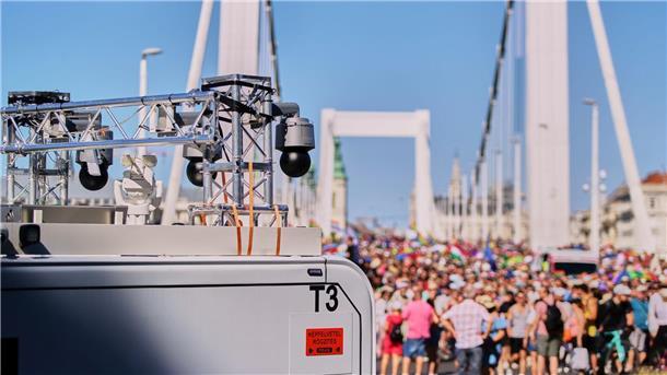 Die Polizei filmte die Pride-Parade in Budapest. Wegen eines Verbots könnten auf die Teilnehmerinnen und Teilnehmer nun Geldstrafen zukommen.