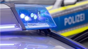 Ein Blaulicht auf dem Dach eines Polizeifahrzeugs.