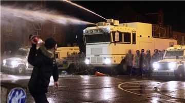 Die Polizei geht in Belfast mit einem Wasserwerfer gegen gewalttätige Proteste vor.