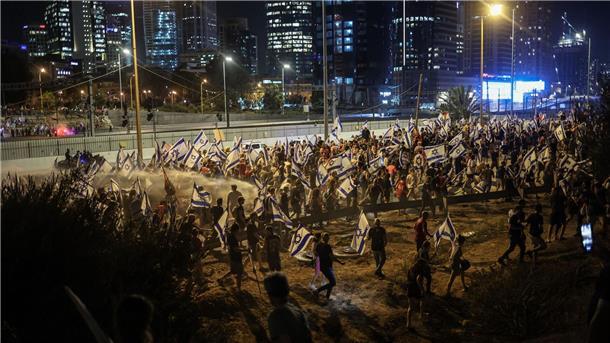 Die Polizei geht mit Wasser gegen Demonstranten vor, die gegen die Pläne der Regierung protestieren.