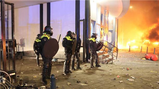 Schwere Ausschreitungen bei Eritreer-Treffen in Den Haag Die Polizei greift in eine Konfrontation zwischen zwei Eritreergruppen ein.