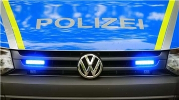 Streifenwagen-Front mit Blaulicht