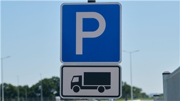 Ein Schild «Parkplatz für LKW» ist auf einem Lkw-Parkplatz an einer Autobahn zu sehen.