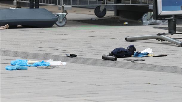 Polizei schießt in Düsseldorfer Zentrum auf Mann mit Waffe Die Polizei hat auf einer belebten Einkaufsstraße in Düsseldorf einen bewaffneten Mann niedergeschossen und schwer verletzt.