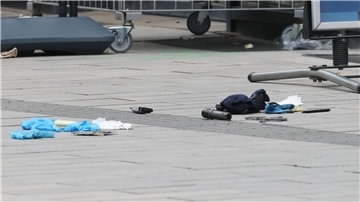 Die Polizei hat auf einer belebten Einkaufsstraße in Düsseldorf einen bewaffneten Mann niedergeschossen und schwer verletzt. 