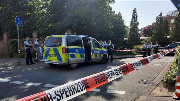Die Polizei hat den Bereich des Schusswechsels abgesperrt.