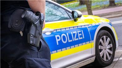 Die Polizei hat einen 39-Jährigen festgenommen, der in Bremen einen Obdachlosen attackiert haben soll. (Symbolbild)