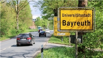 Die Polizei hat im bayerischen Bayreuth zwei Männer festgenommen, die für Russland spioniert und mögliche Anschlagsziele in Deutschland ausgekundschaftet haben sollen.