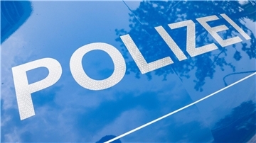 Der Schriftzug „Polizei“ ist auf einem Streifenwagen zu lesen.