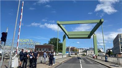 Polizisten stehen an einer Brücke.