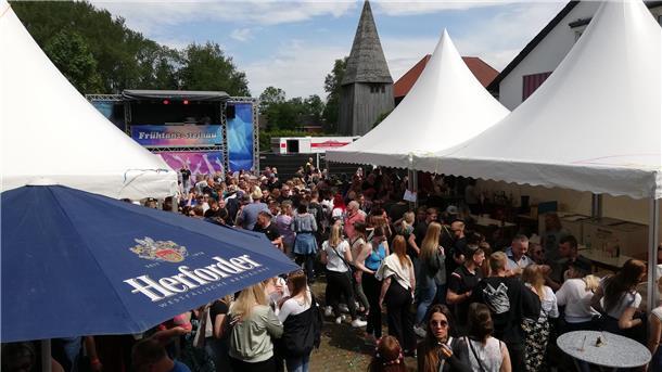 Partygäste an Pavillonzelten in Steinau