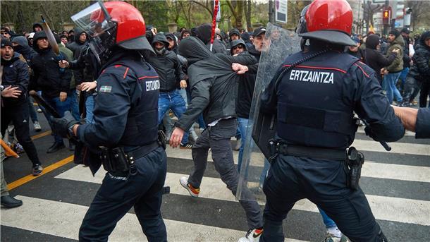 Viele Verletzte und Festnahmen bei Fankrawallen in Bilbao Die Polizei hatte alle Hände voll zu tun in Bilbao.