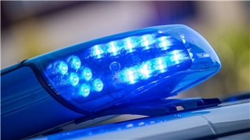 Ein Blaulicht ist auf dem Dach eines Polizeifahrzeugs zu sehen.