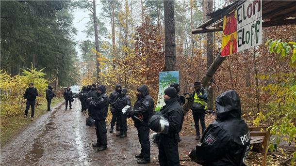 Zähe Hängepartie - Polizei löst Tesla-Protestcamp auf Die Polizei im Brandenburg entschied, die Besetzung des Waldstücks nahe der Tesla-Fabrik in Grünheide zu beenden. Seit Ende Februar protestieren dort Tesla-Gegner.
