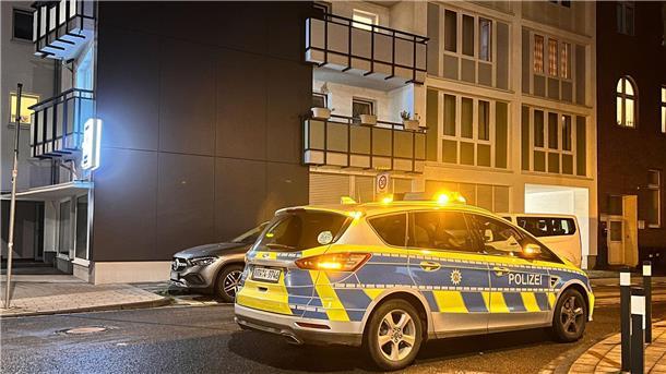 Kreise: Duisburger Islamist schon vor Wochen aufgefallen Die Polizei im Einsatz in einem Haus in Duisburg.
