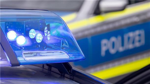 Ein Blaulicht auf dem Dach eines Polizeifahrzeugs.