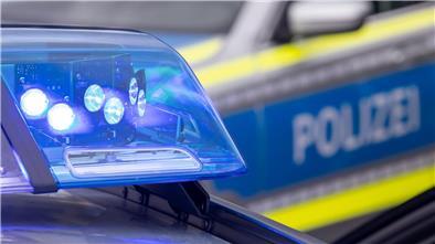 BMW gestohlen? Mann rast unter Drogen durch Bremerhaven Ein Blaulicht auf dem Dach eines Polizeifahrzeugs.