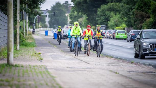 Die Polizei in Langen gibt Radfahrern Tipps im Straßenverkehr „Sicherheit erfahren“. Im Bild: Die Teilnehmer des Trainings auf dem Radweg.