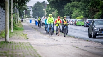Die Polizei in Langen gibt Radfahrern Tipps im Straßenverkehr „Sicherheit erfahren“. Im Bild: Die Teilnehmer des Trainings auf dem Radweg.