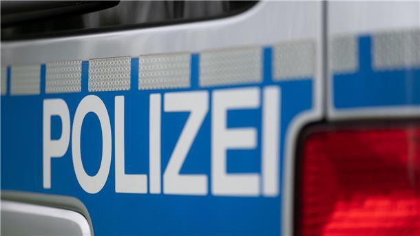 Neue Masche: Die Rotenburger Polizei warnt vor Betrügern in Seniorenheimen Blauer Hintergrund und die weiße Aufschrift Polizei.