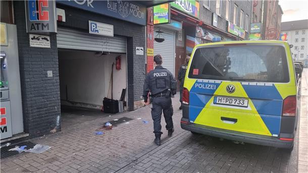 Mann schießt vor Club in Hannover Die Polizei ist am Tatort in Hannovers  Steintorviertel.
