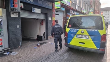 Die Polizei ist am Tatort in Hannovers  Steintorviertel.