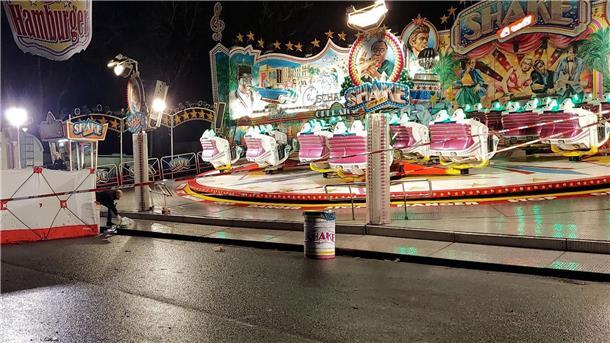 Messerangriff auf Kirmes - Verdächtiger stellt sich Die Polizei ist am Tatort im Einsatz.