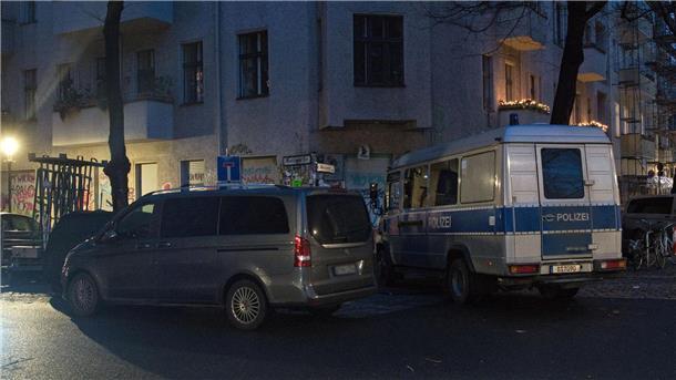 Razzia wegen Unterstützung palästinensischer Terrorgruppe Die Polizei ist einem Bericht zufolge mit 170 Polizisten bei der Razzia in Berlin im Einsatz.