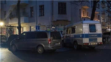 Die Polizei ist einem Bericht zufolge mit 170 Polizisten bei der Razzia in Berlin im Einsatz.