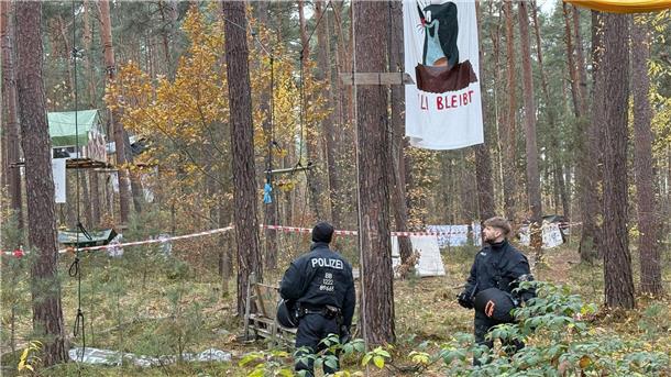 Polizei holt Tesla-Gegner in Protestcamp von Bäumen Die Polizei ist im Einsatz im Tesla-Protestcamp in Grünheide bei Berlin, weil Umweltaktivisten das Gelände für Kampfmittel-Untersuchungen nicht freiwillig verlassen wollen.
