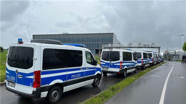 Die Polizei ist mit einem Großaufgebot vor Ort.