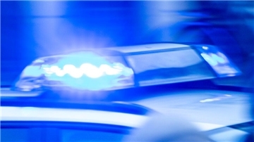 Ein Streifenwagen der Polizei ist mit Blaulicht im Einsatz.