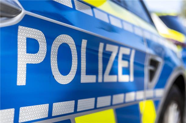 Fahrer gibt falsche Personalien an und ist ohne gültige Fahrerlaubnis unterwegs An der Tür eines Streifenwagens steht der Schriftzug «Polizei».  Die Polizei kontrollierte einen 35-Jährigen, der ohne Beleuchtung mit einem Opel Corsa unterwegs war. Bei der Überprüfung stellte sich heraus, dass der Mann keine gültige Fahrerlaubnis besaß und zudem Sicherheitsausstattung im Fahrzeug fehlte.