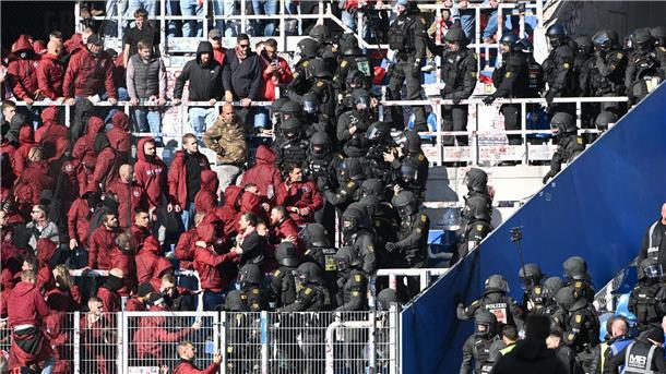 Mehrere Festnahmen und Verletzte nach Krawallen in Karlsruhe Die Polizei musste die aggressive Stimmung zwischen den Fan-Lagern beruhigen.