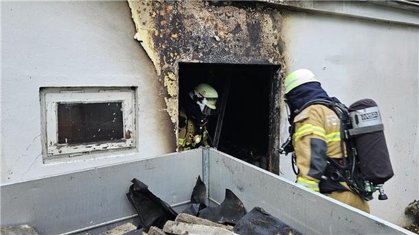 Die Polizei nimmt an, dass ein technischer Defekt an einem der Geräte in dem Anbau den Brand ausgelöst hatte.