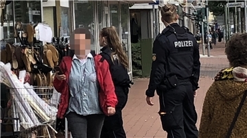 Die Polizei nimmt sich bei der Suche nach Spuren und verwertbaren Hinweisen auch die Geschäfte in Lehe vor.