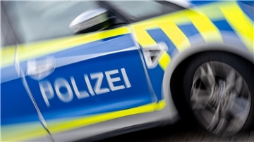 Die Aufschrift Polizei auf blauem Untergrund.