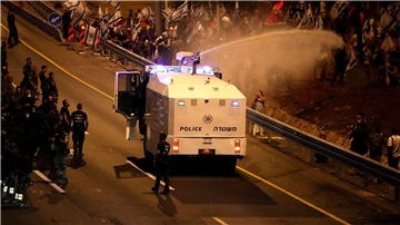 Die Polizei setzt einen Wasserwerfer ein, um Demonstranten zu zerstreuen, die in Tel Aviv demonstrieren.