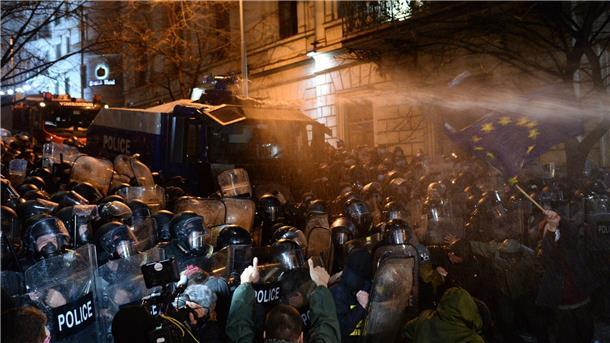 Die Polizei setzte bei den Protesten auch Wasserwerfer und Tränengas ein.