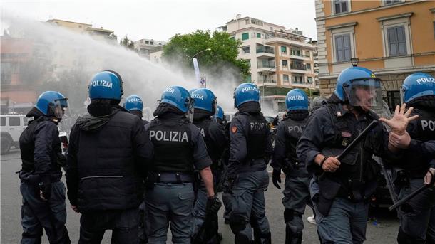 Die Polizei setzte vor dem Derby in Rom auch Wasserwerfer ein.