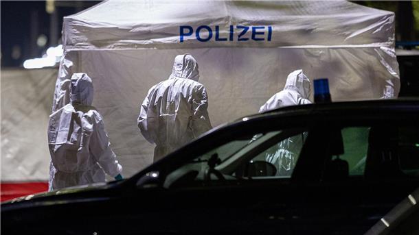 Schüsse in Hannover - Junger Mann stirbt, mehrere Verletzte Die Polizei sichert am Tatort Spuren.