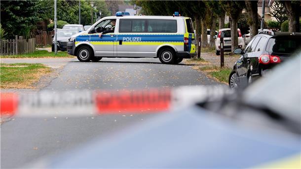 Die Polizei sicherte am Nachmittag in dem Wohnhaus Spuren. 